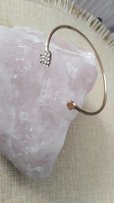 Delikatna bransoletka typu cuff.