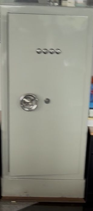 Cofre. Em bom estado e pronto a ser utilizado