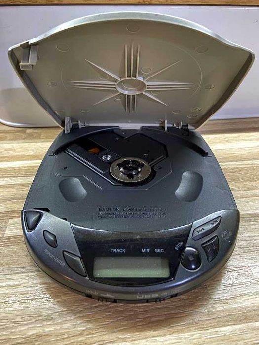 Zestaw Audio Retro: Discman Grundig, Głośniki Stereo Mini, 16 płyt CD