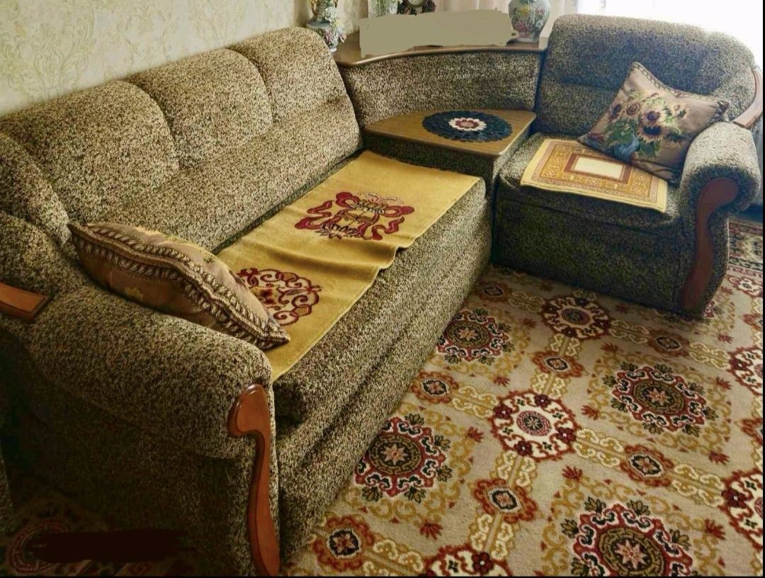 Кутовий диван б/у . В гарному стані.