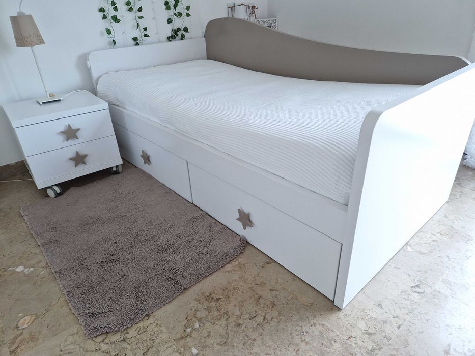 Cama, colchão e mesa de cabeceira Juvenil