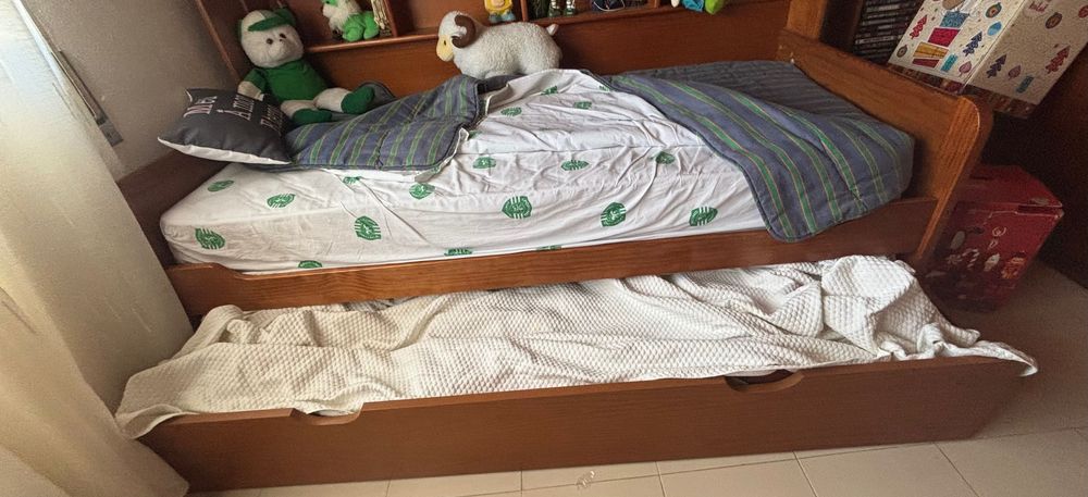 Móvel de quarto, colchão incluído