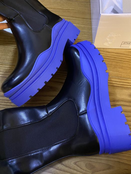 Buty z chabrową podeszwą nowe wysokie kozaki z niebieską podeszwą