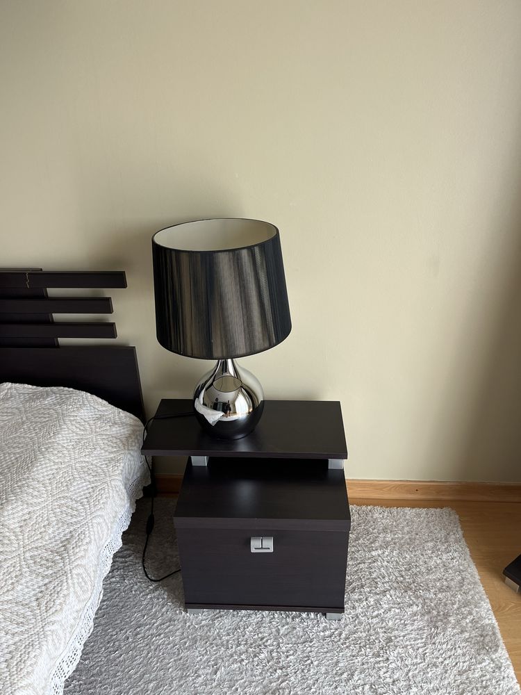 Conjunto cama com mesas de cabeceira