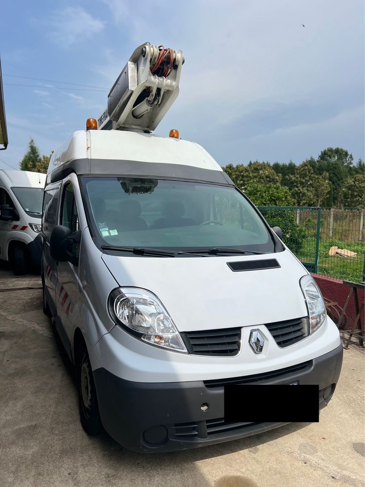 Renault Trafic com cesto aereo Barquinha