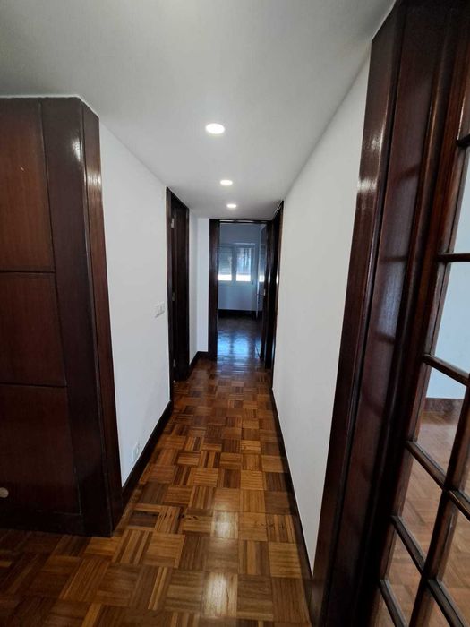 Arrendo apartamento T2 no Restelo