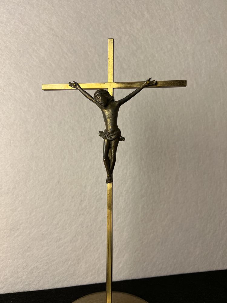 Crucifixo de mesa em metal e latão - 26 cms