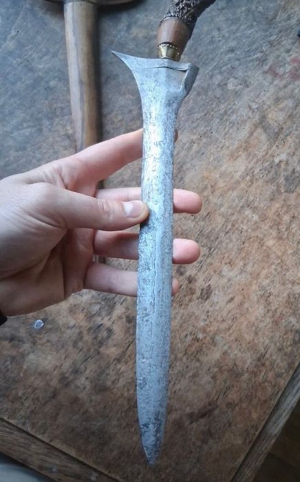 Espada faca Kris/Keris Malásia aço, cabo nogueira entalhada com bainha