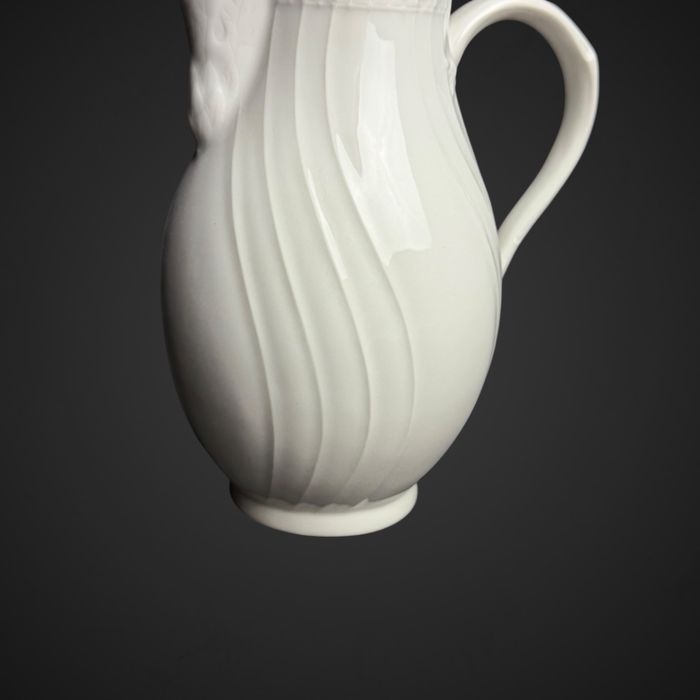 Biały porcelanowy dzbanek KPM Neuosier B5/100602
