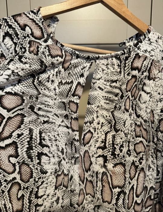 Piękna wiosenna sukienka w wężowy wzór