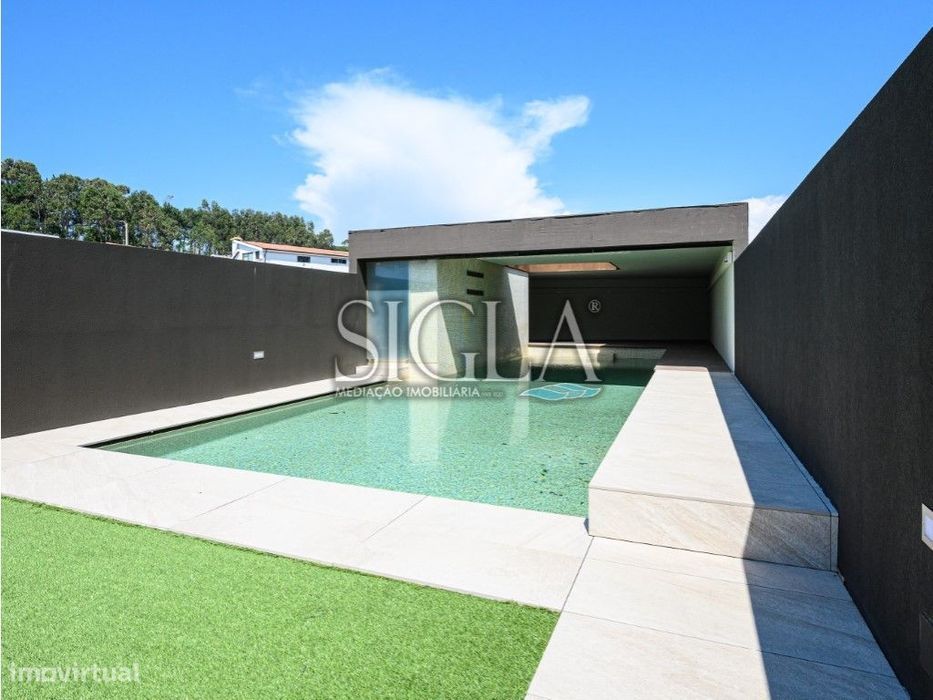 Moradia com Piscina em 1ª linha de Praia