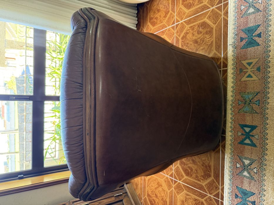 2 Sofás/Poltronas em Pele e Mesa Centro em Pedra– Bom Estado!