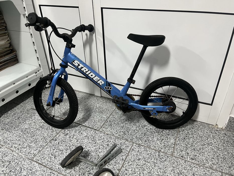 Biclcleta e triciclo de crianca