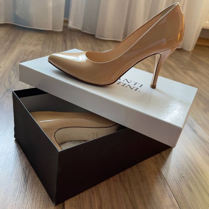 Бежеві туфлі