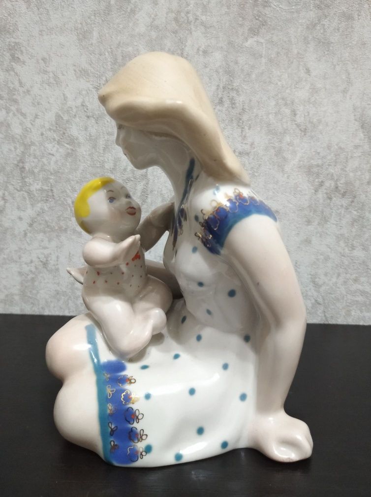 Фарфоровая статуэтка Материнство ( Мать и дитя) , Полонное.