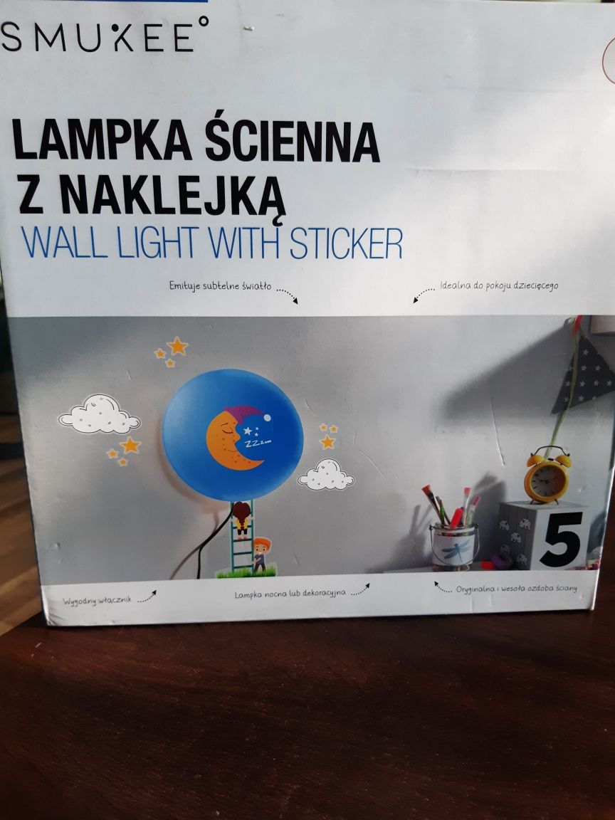 Lampka ścienna z naklejką