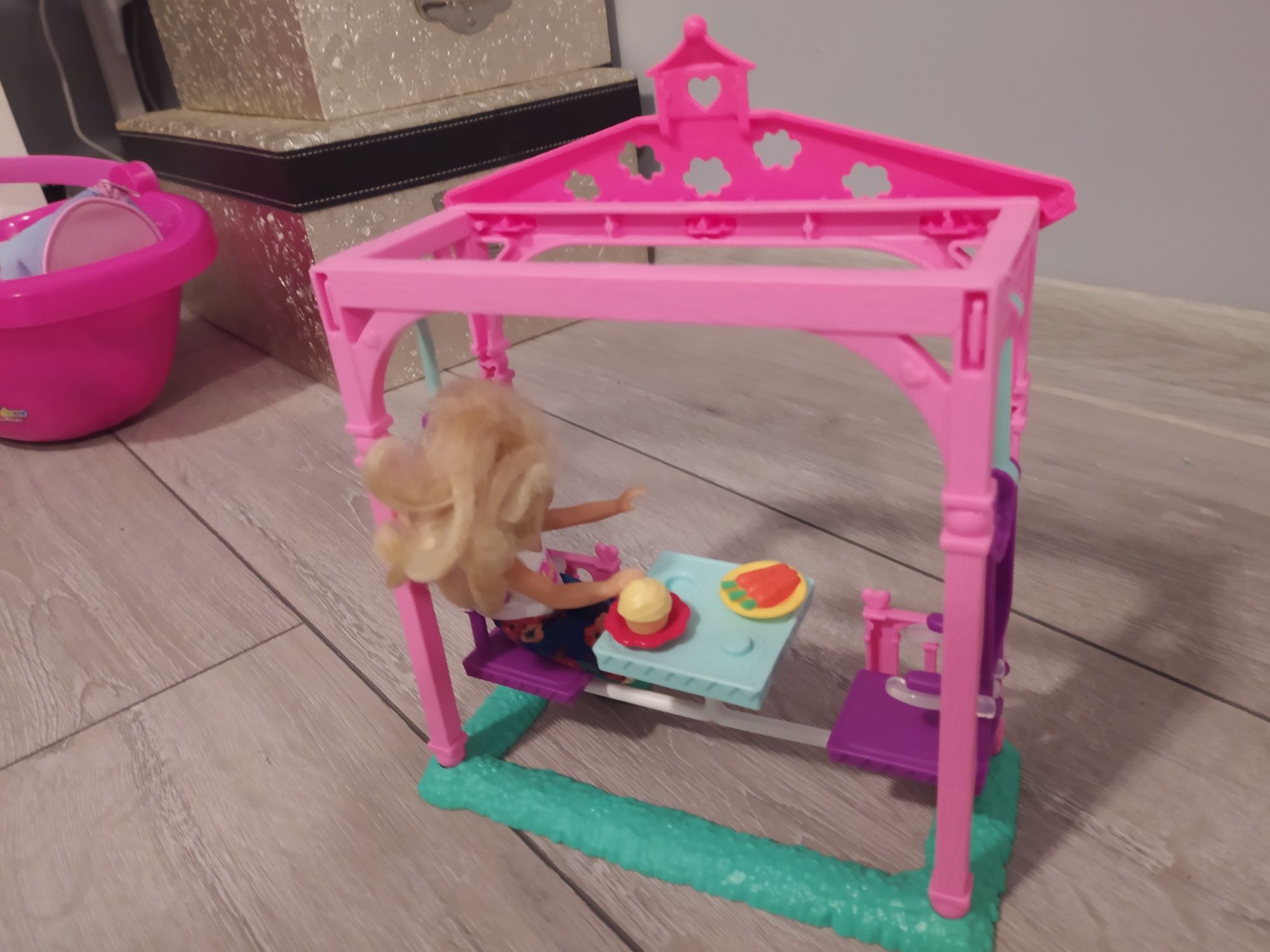 Lalka Barbie Chelsea zestaw piknik w altanie z huśtawka