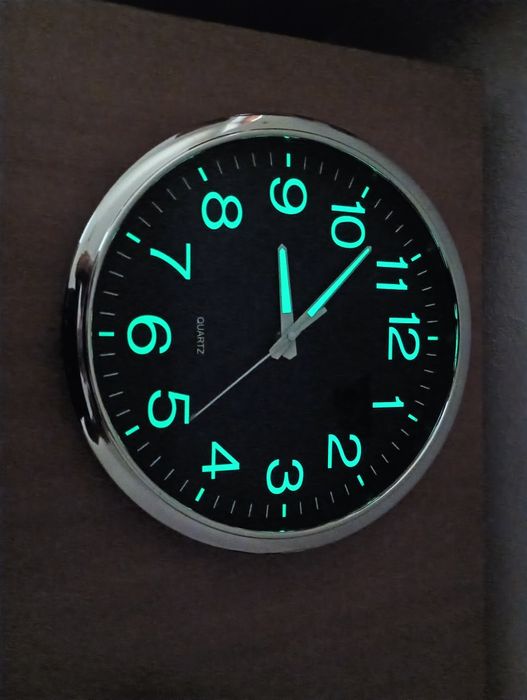 zegar ścienny QUARTZ 30 CM nietykający świeci w nocy