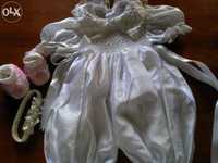 Fato de Batizado branco, com sapatinhos branco e rendinha rosa e f