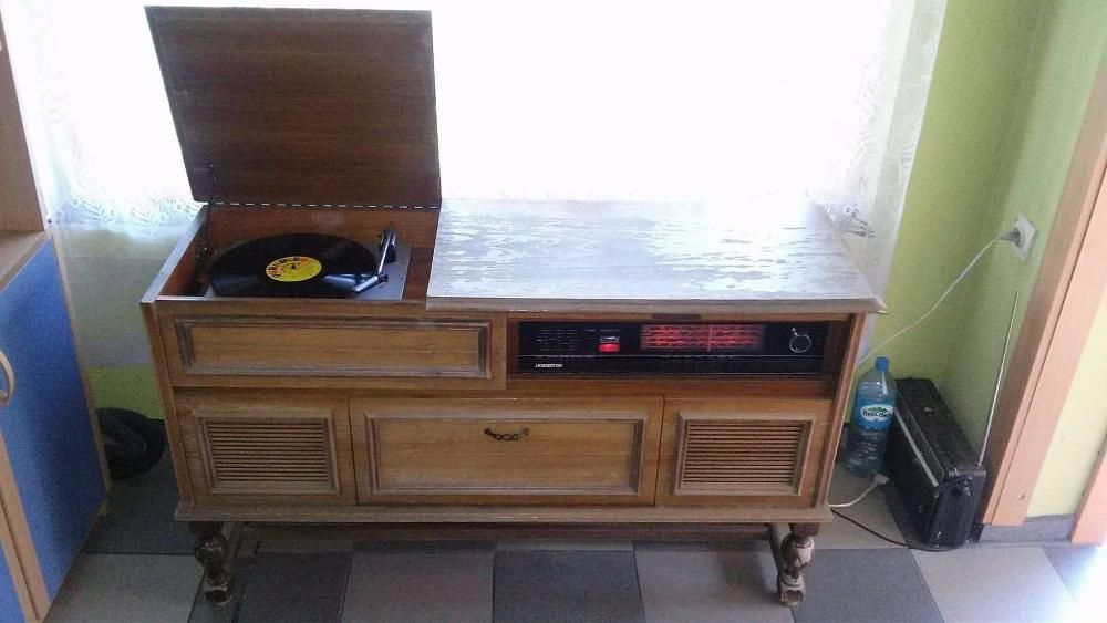 Komoda grająca z adapterem i radiem
