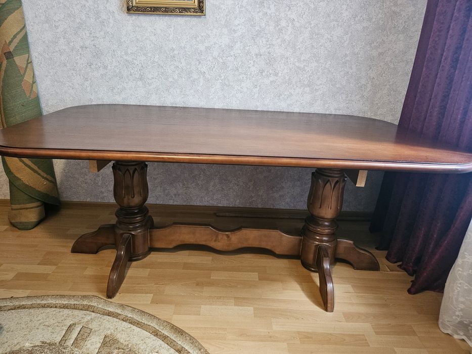 Стіл дерев'яний для обіду