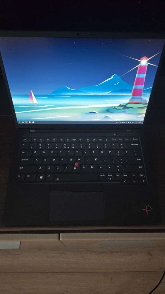 ThinkPad X1 Carbon Gen 9 Carbon + magnesium chassis. 16h na baterii