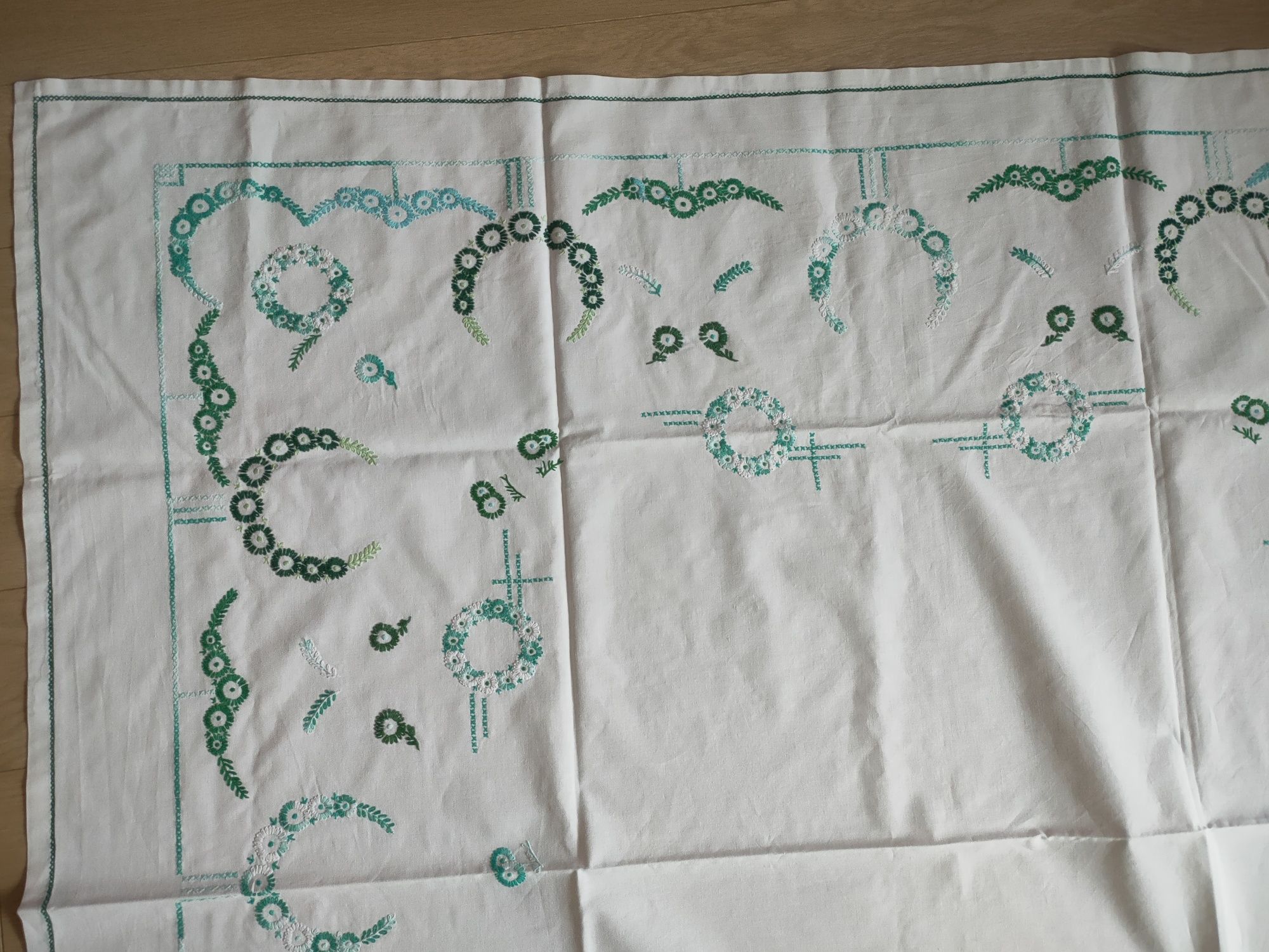 Obrus bawełniany, ręczny haft w odcieniach zieleni, kwadrat 130cm