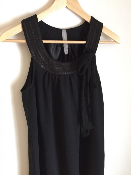 Vestido Leve Muito Elegante - Preto com Detalhes