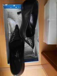 Sandalia-sapato e sapato preto de Senhora