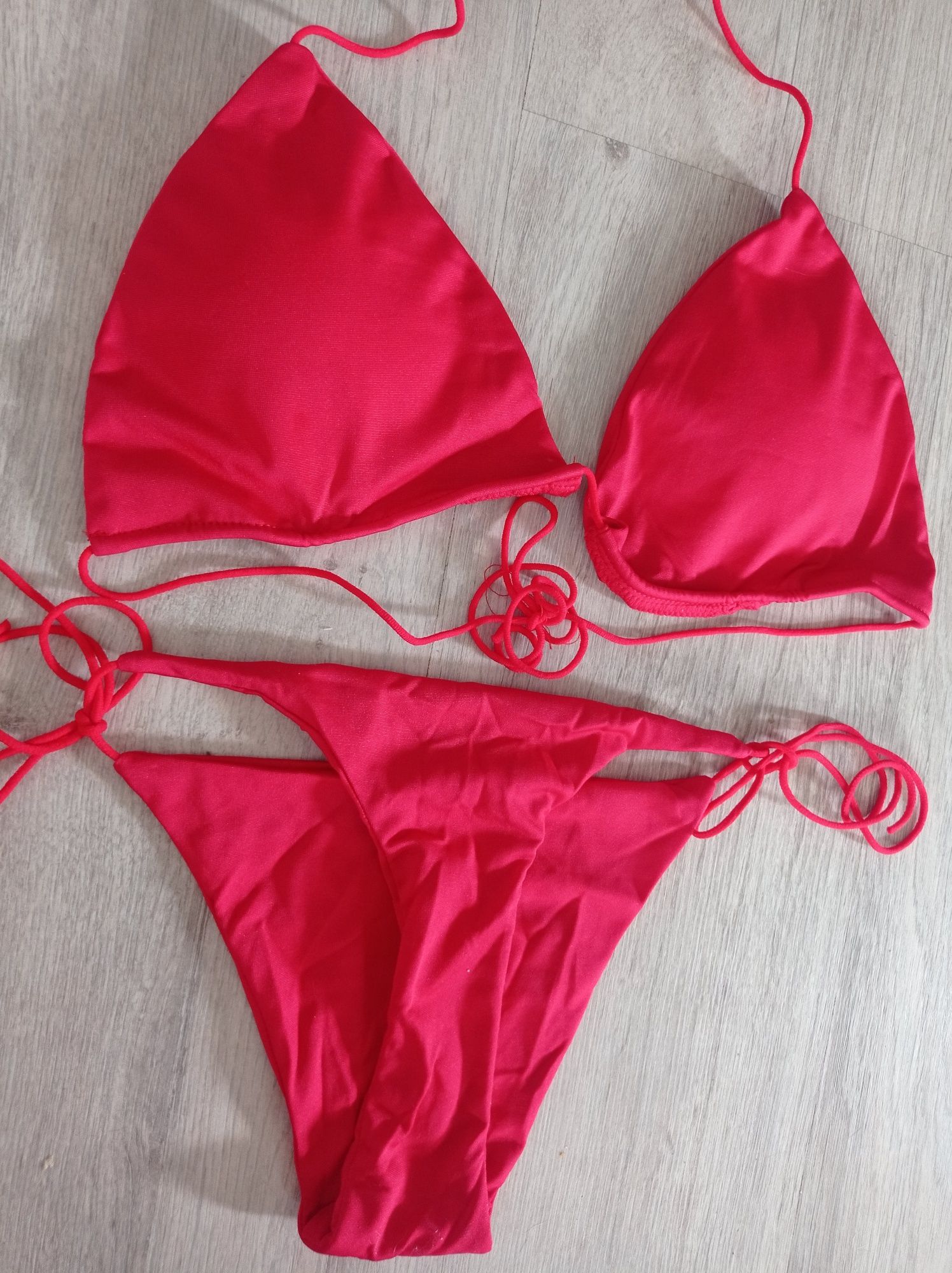 Nowe czerwone bikini