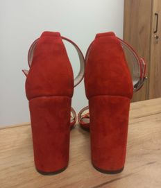 Czerwone zamszowe sandały na słupku 38