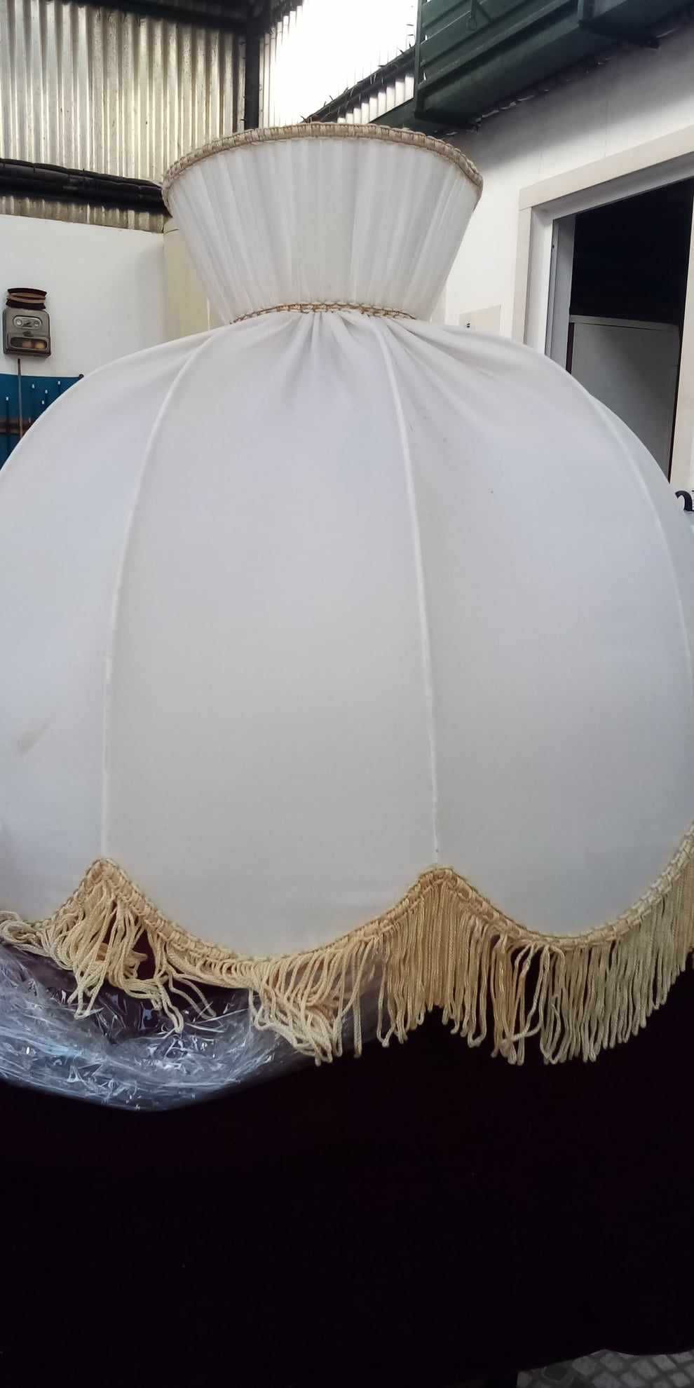 Candeeiro de pé em madeira