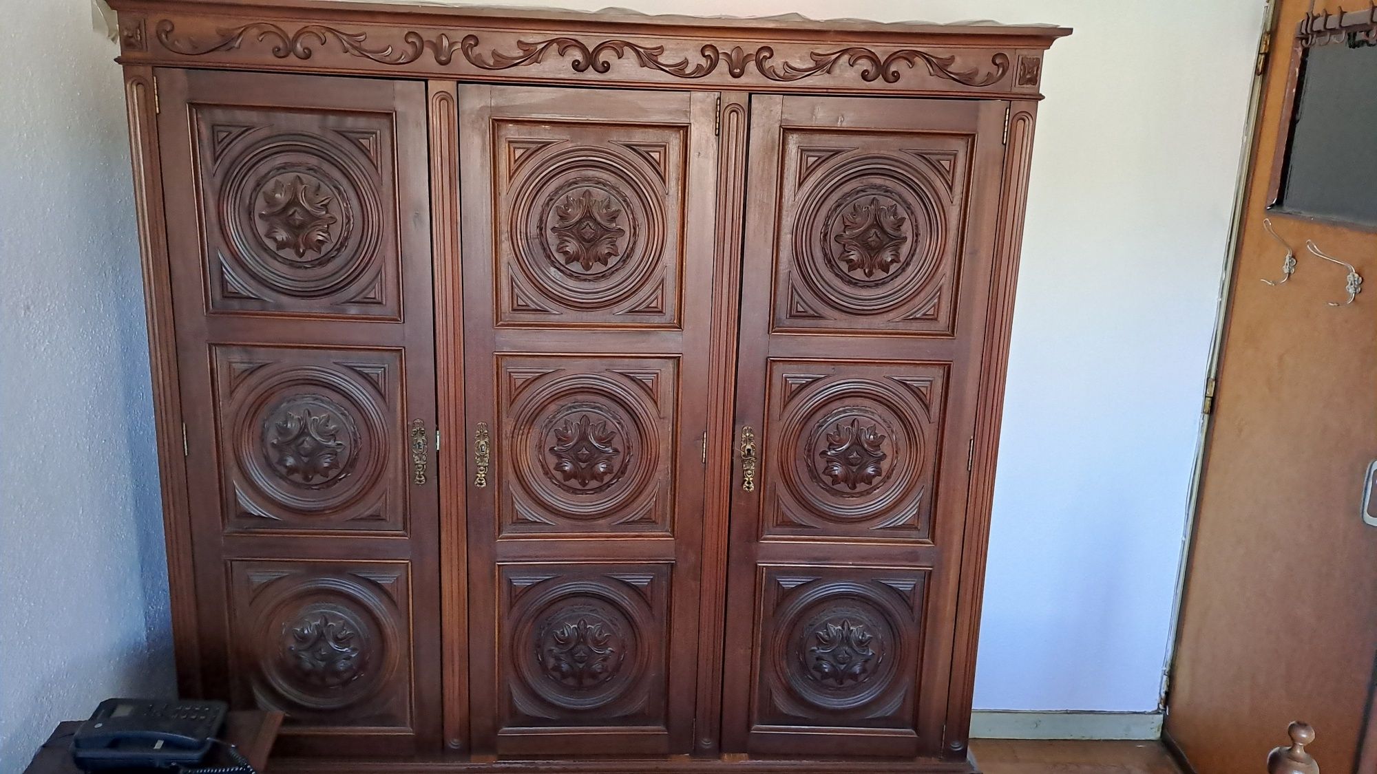 Mobília de quarto clássica castanho escura
