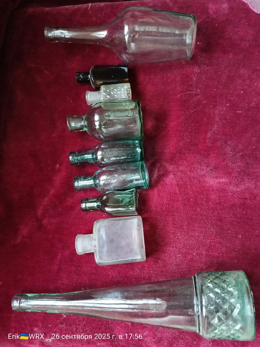 Комплект из девяти старинных бутылок ,маленьких бутылок.