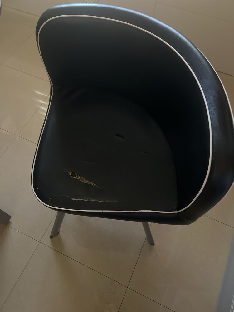 Conjunto de mesa com 4 cadeiras, em forma de pizza