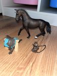 Zestaw figurka koń hanowerski z jeźdźcem i sprzętem Schleich