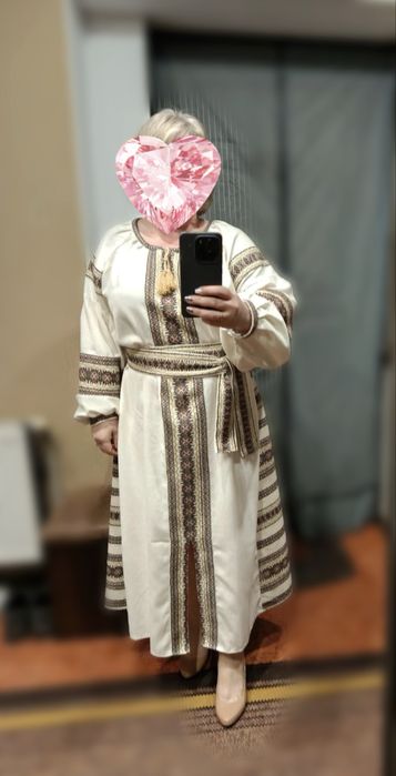 Вишита сукня жіноча