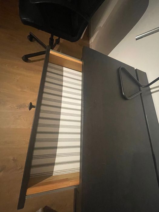 Secretária e cadeira