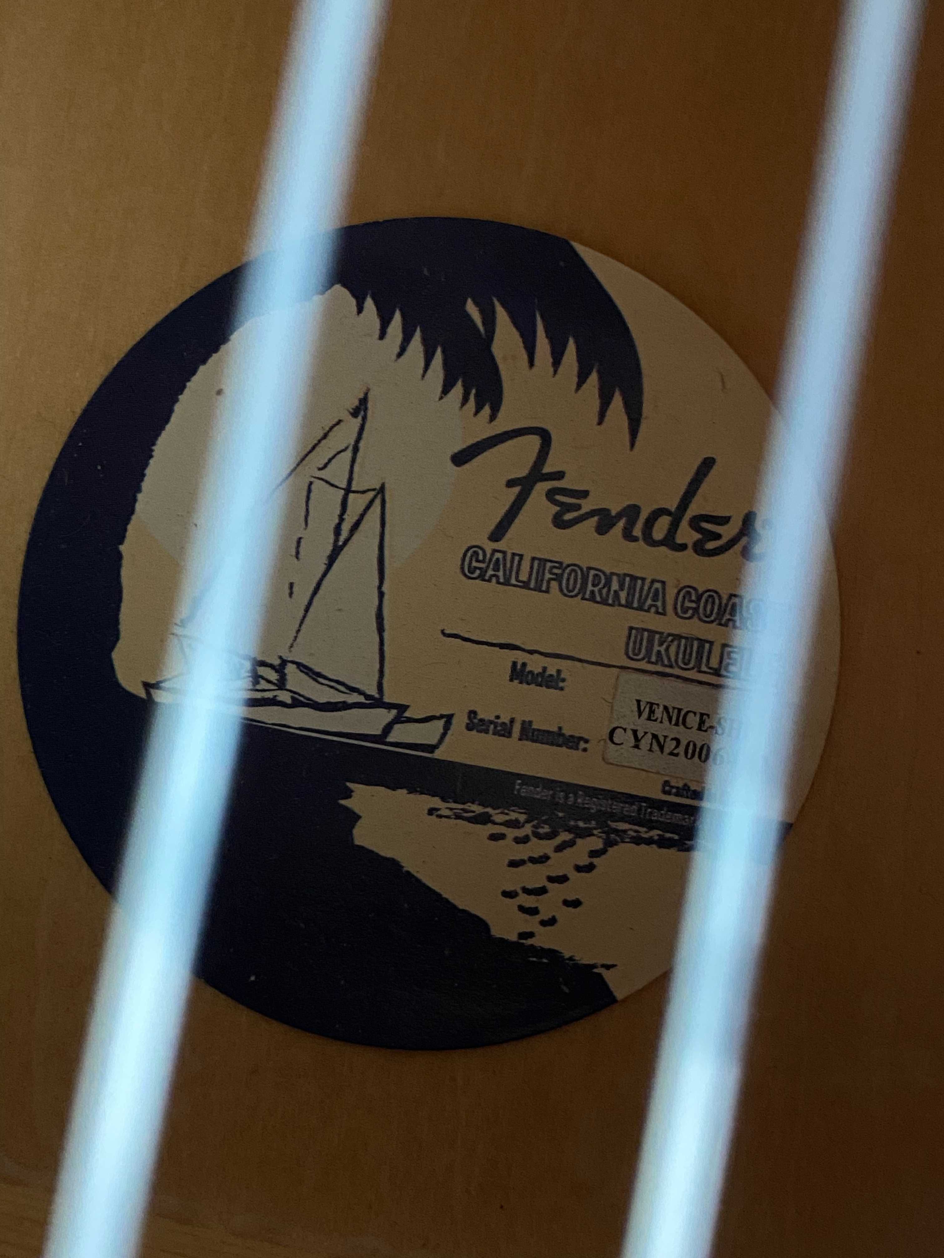 укулеле Fender, рожевого кольору з кападастром