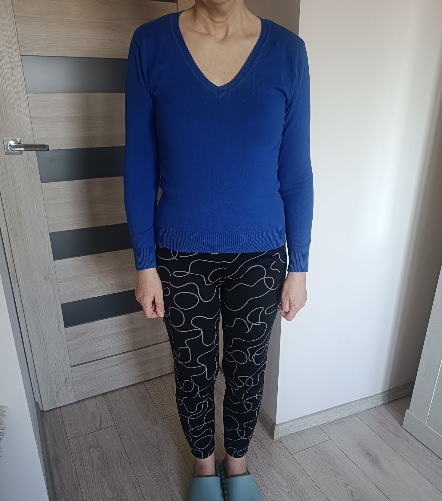 Kobaltowy sweter damski