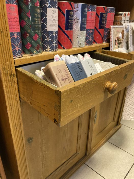 Stary drewniany kredensik