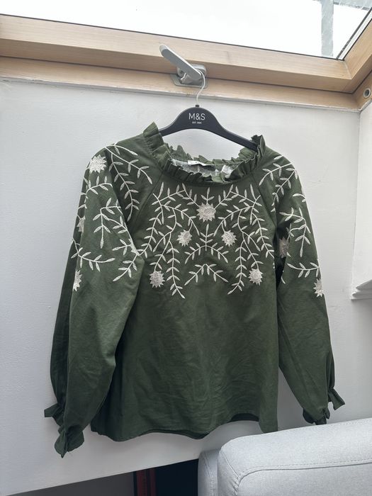 Стильна зелена вишиванка з квітковою вишивкою