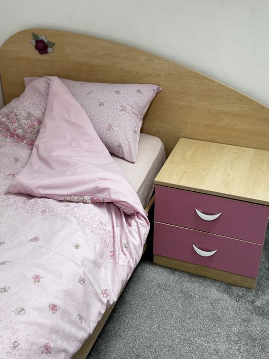 Дитяча спальня для дівчинки, ліжко, стіл, тусмба, шафа, матрац