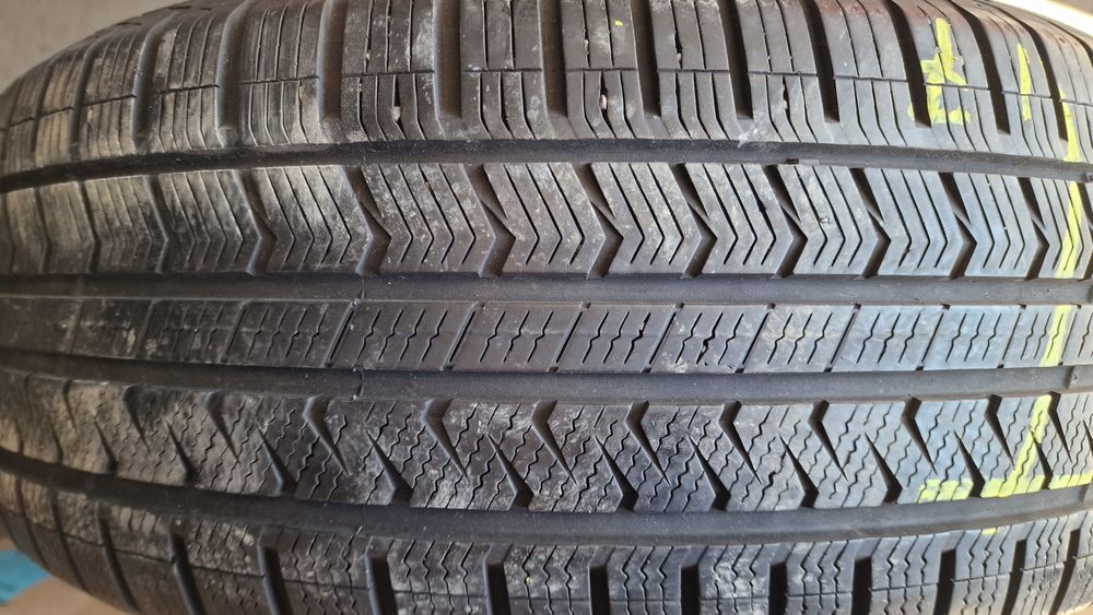 Opona 235/60R17 całoroczna wielosezonowa. Vredestein. 2019 rok.