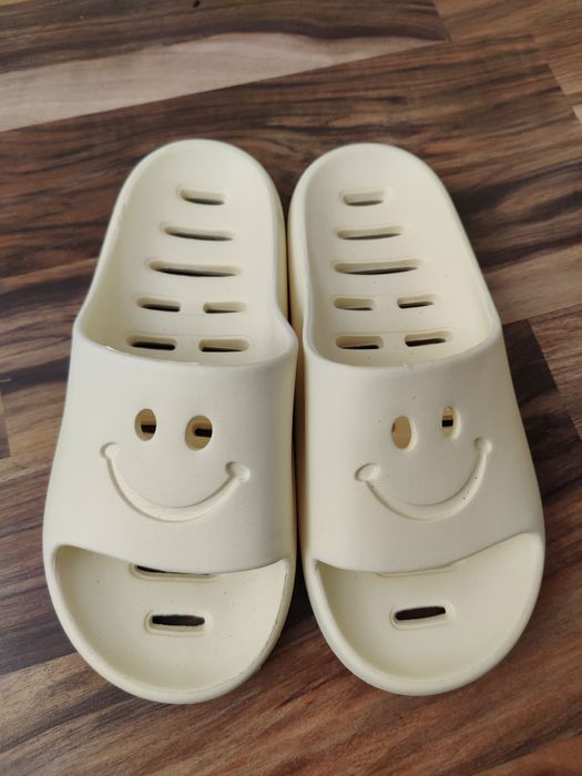 Klapki japonki uśmiechnięte