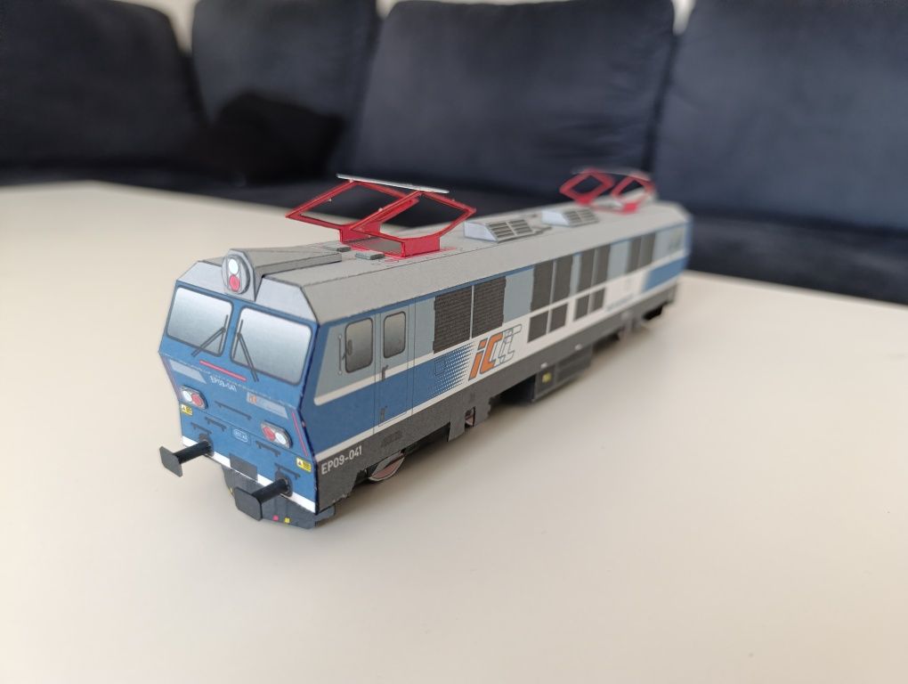 Model kartonowy pociąg autobus lokomotywa duża pasażerska  EP09