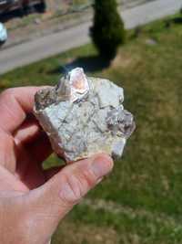 Minerały skamieniałości skały muskowit,pegmatyt