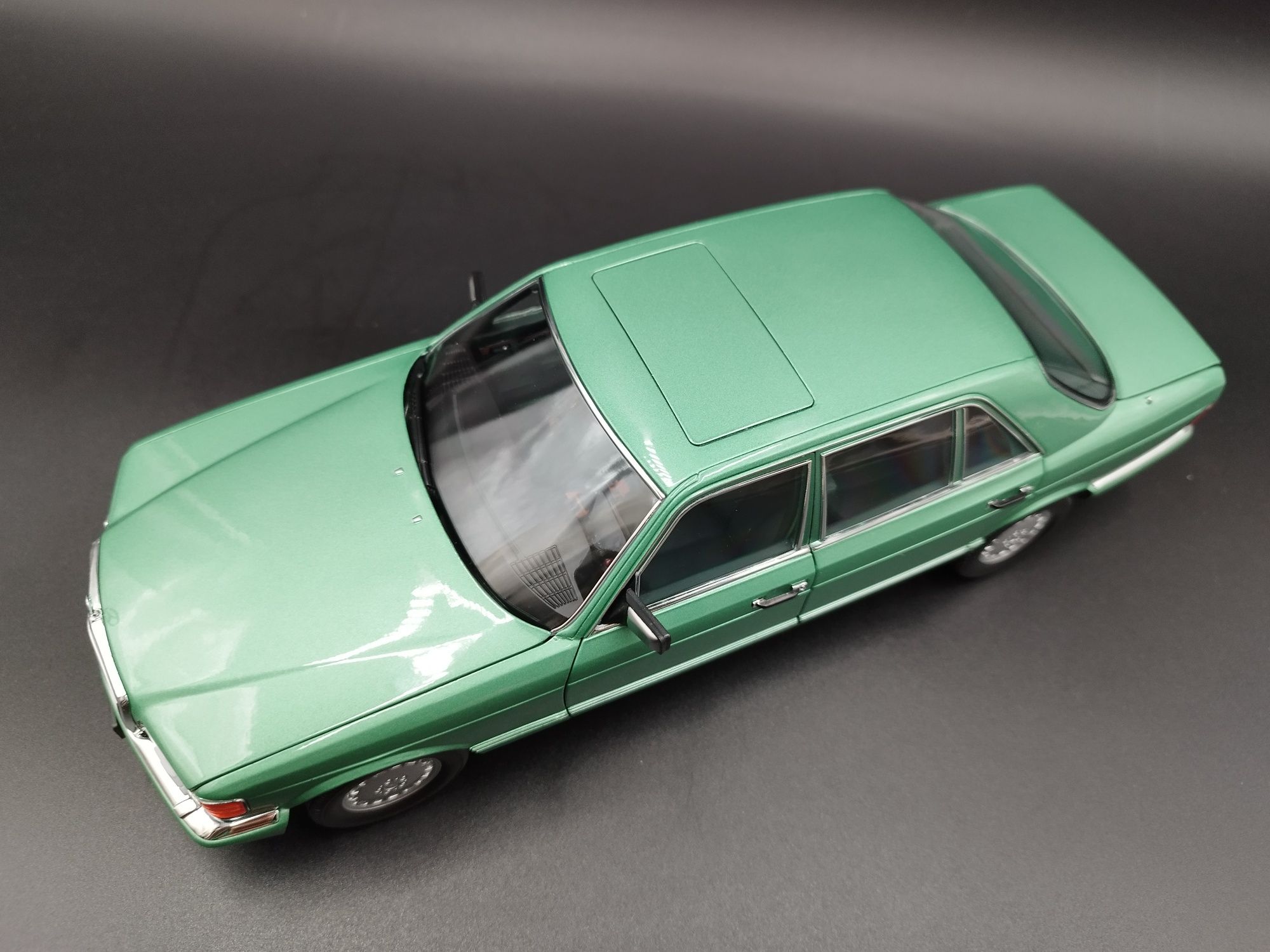 1:18 Norev 1991 Mercedes 560 SEL model nowy