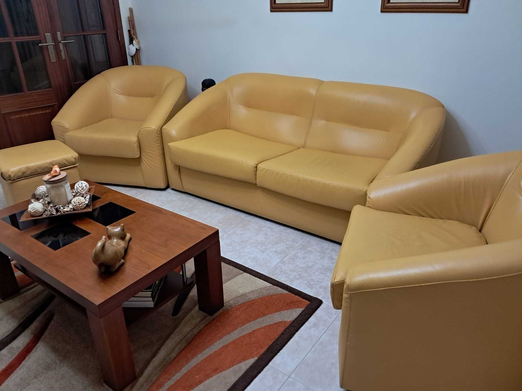 Conjunto de sofás e um puff em pele sintética impecáveis