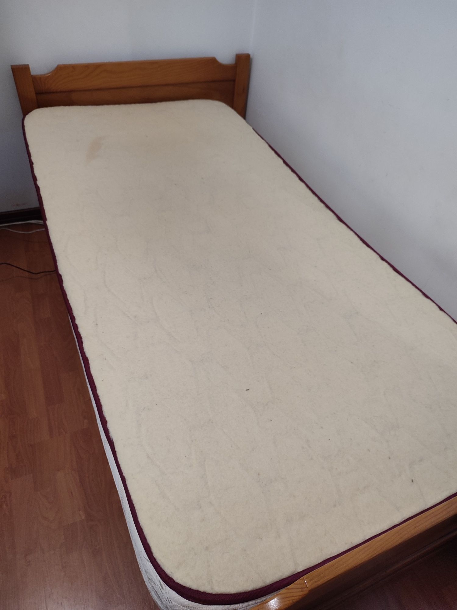 Cama de solteiro e colchão